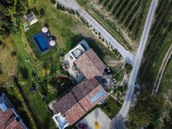 ROSTAGNI 1834 apt with pool in the Barolo region