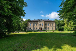 Laaser Gutshaus mit idyllischem Park- Malerwohnung