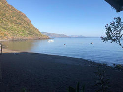 Casa tipica eoliana sulla spiaggia nera di Rinella